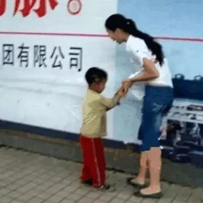 6岁乞丐街头认出妈妈，却被拒相认，背后真相让人一身冷汗……