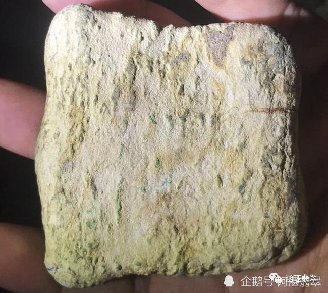 布满松花的翡翠原石，却看不出更高的价值？