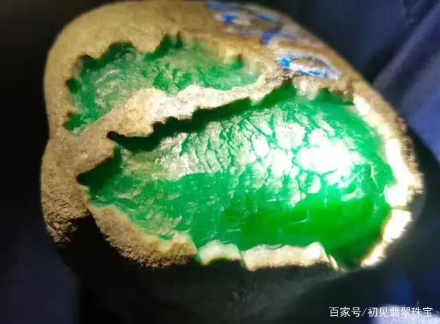 翡翠原石中“绿随黑走”是为何意？