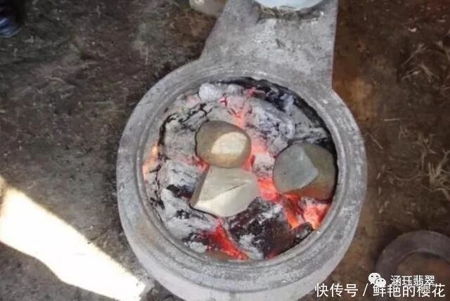 把翡翠原石扔进火里烧，会发生什么？