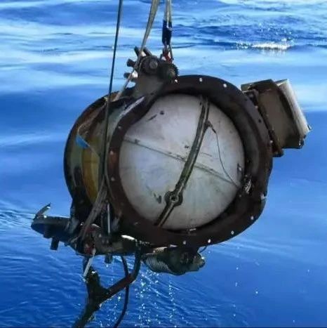 立功！中国深海勇士大海捞针，印尼沉没潜艇700公斤救生筏出水