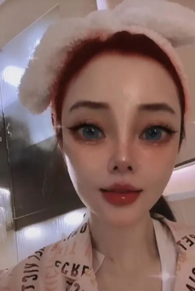 李小璐脖子疑现吻痕，网友猜测与贾乃亮复合？！二人曾同框互动