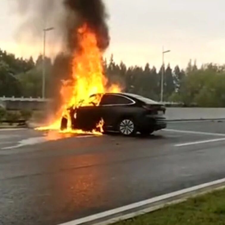 现场惨烈！上海一辆蔚来EC6碰撞起火，车主不幸遇难！官方：电池包完好！