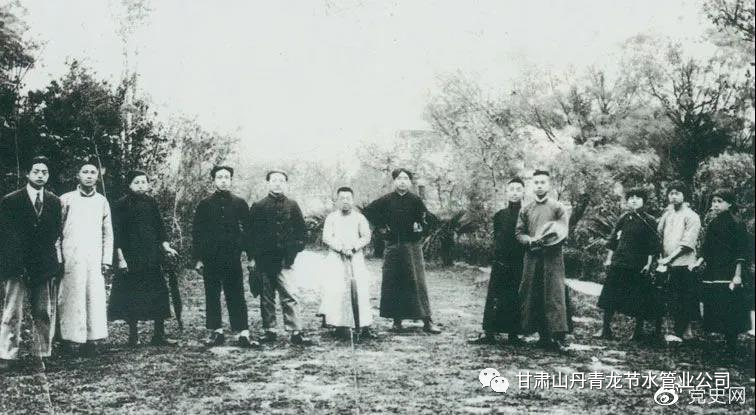 1920年5月8日，新民学会部分会员在上海半淞园合影。左七为毛泽东。
