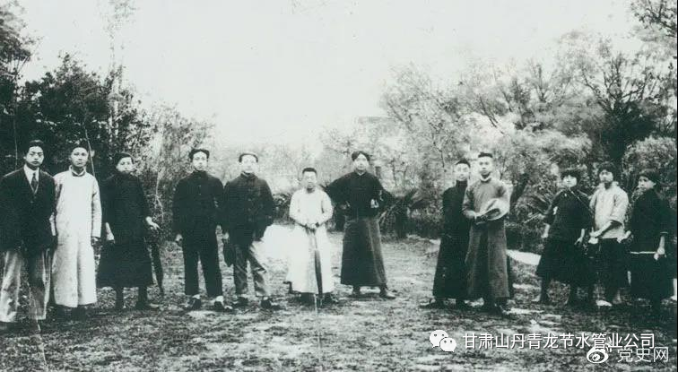 1920年5月8日,新民学会部分会员在上海半淞园合影。左七为毛泽东。