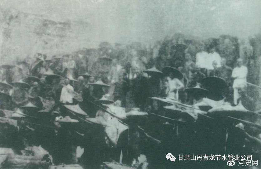 1926年7月9日,国民革命军开始北伐。两天后,北伐军的先头部队叶挺独立团攻占了长沙。然后向武汉进攻。一路上,迅猛发展的农民运动有力地配合了北伐战争。在湖南、江西、湖北,农民运动越来越引人注目。这是支援北伐战争的农民自卫军。