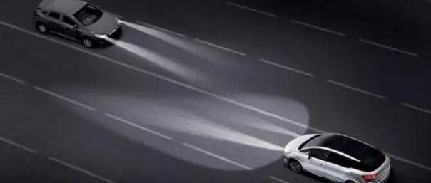 晚上跑高速，使用近光灯还是远光灯？老司机：只要命大你就用！