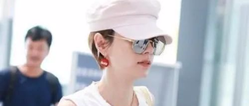 马伊琍和文章复婚一家现身机场