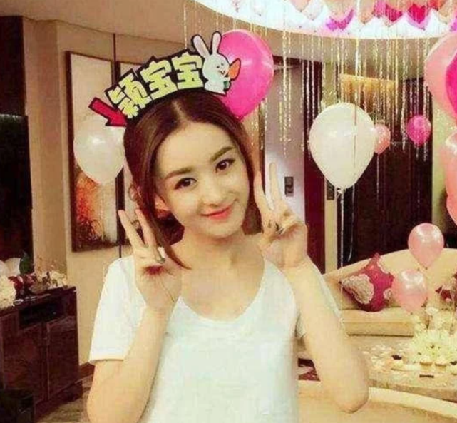 赵丽颖晒出自己住的家，草根出身成功逆袭，整个豪宅像个小城堡