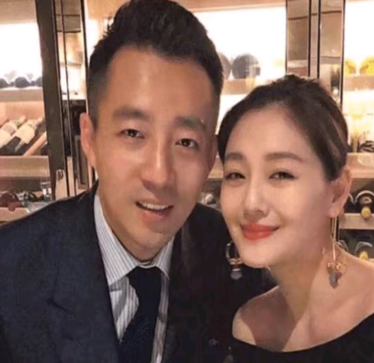 汪小菲首谈离婚面露尴尬，至今不敢告知儿女，只字不提大s