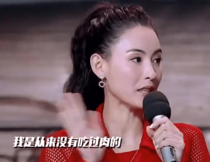张柏芝发文祭奠梅艳芳，赞其是最美女人，当年却在她葬礼上微笑摆拍