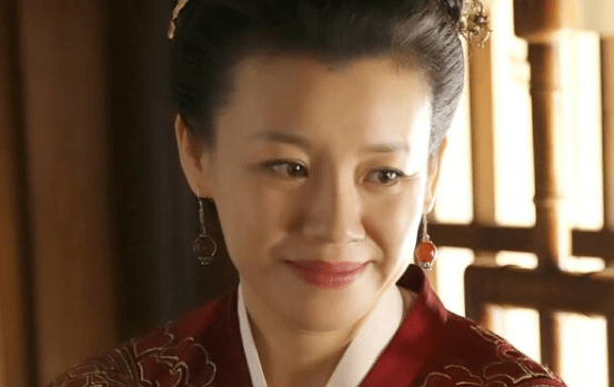 她是徐静蕾贾静雯的大学同学,长得最普通成名最晚,但是红的却最久