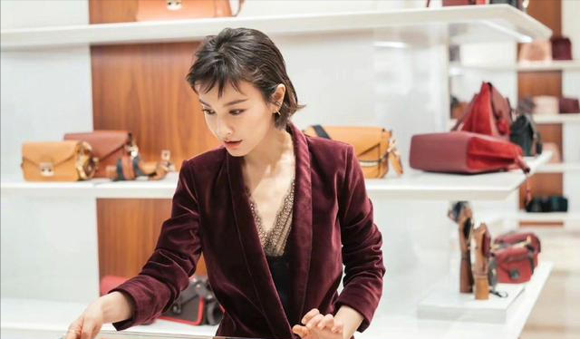 吴昕气质越来越好！穿着丝绒套装尽显高级感，美得认不出来了