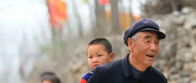 ​为啥老人身上有一股怪味？建议55岁后，远离3个习惯，老了或没味