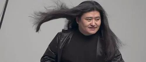 57岁刘欢妻子曝光，长相太让人惊讶，难怪隐藏多年不愿公开