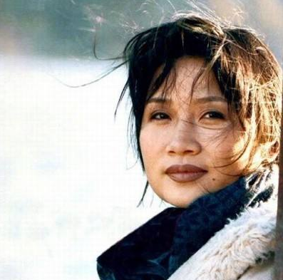 那英叫她大姐，唱功无人能及，却在巅峰时出家，对姜昆说是回家了