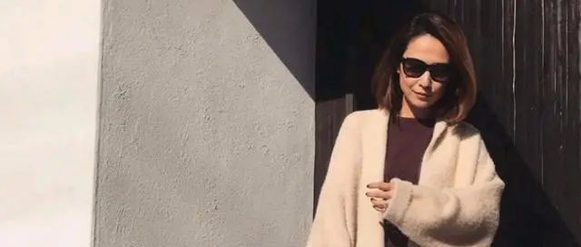 50岁左右的女人，穿衣不必太“繁琐”，秋冬学会这样搭，简单大气