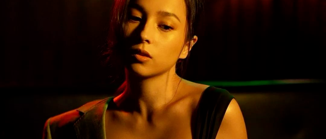 网红给妈妈看自己的性感泳照，全程笑到飙泪