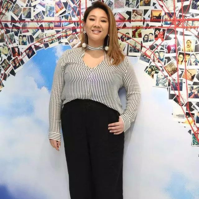 郑少秋女儿晒近照,体型富态天使面孔,180斤照样撑得住气场!
