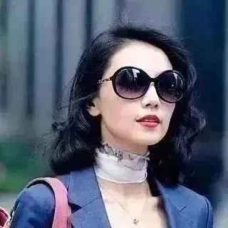 钱是男人的胆，却是女人的...