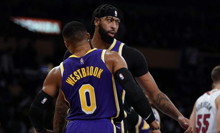 詹姆斯37岁场均25＋5＋7，同期的贾巴尔和马龙呢，他们的表现如何？