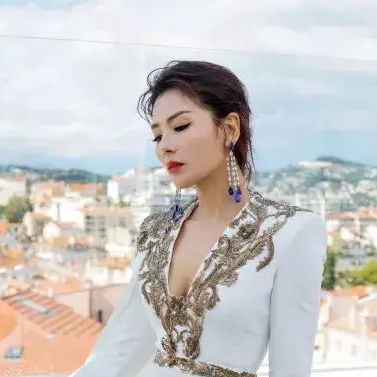 黑色连衣裙配什么颜色鞋子最好看