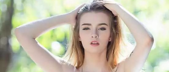 她是男人梦寐以求的性感尤物，连女生都忍不住舔屏......