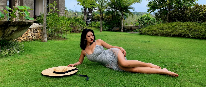 99年海外辣妹比基尼照吸粉无数，34D+98cm完美身材上演极致的美...