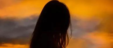 211女硕士给人修脚，网友：X癖曝光了！