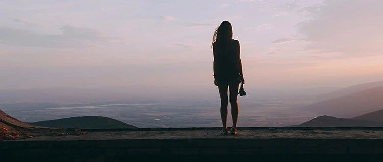 女子遭夫羞辱成秃头，裸体下跪：我出轨了