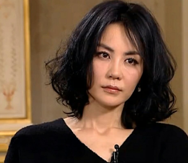 王菲庆52岁生日，出手大方连开八瓶高档红酒，粉丝求合影一把揽过