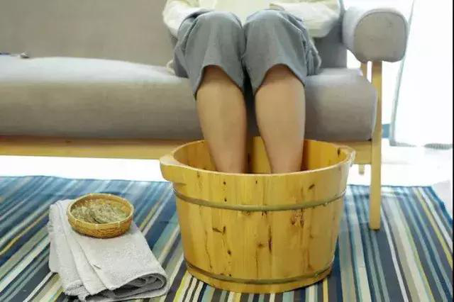 热水泡脚的时候加点它，三天逼出体内湿气，气色好了,身体轻了，可惜很少人知道