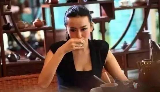 长期喝黑茶的女人竟然会变成这样，惊呆了