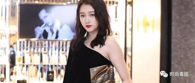 关晓彤终于换风格，一袭小黑裙优雅气质，筷子腿依旧美得挪不开眼