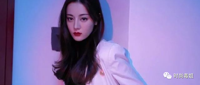 迪丽热巴新look帅到炸裂，穿西服套装又撩又A，举手投足尽显魅力