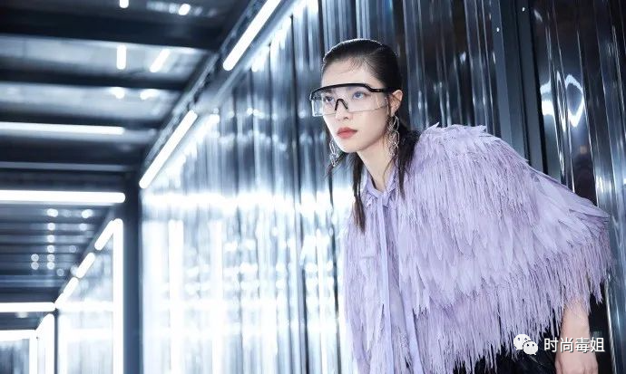 本以为钟楚曦穿了条皮裤，没想到是靴子穿上大腿根，网友：厉害了