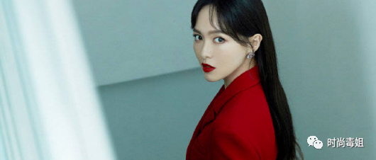 唐嫣穿大红色西装气场全开，皮肤白皙身材高挑，烈焰红唇太魅惑