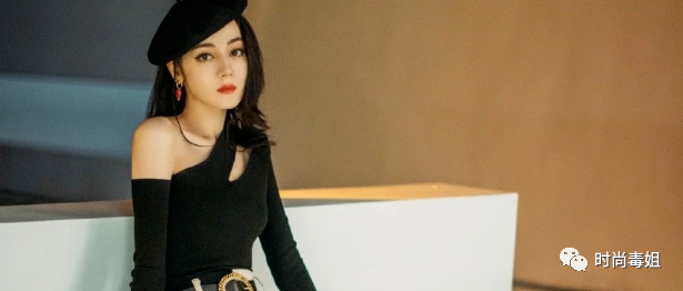 热巴深得杨幂真传，露肩修身裙性感火辣，纤细美腿太惹眼