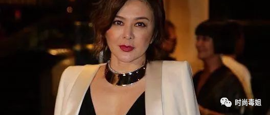 快60岁的关之琳照旧有韵味，穿“露腰裙”大秀丰满身材，气质太绝