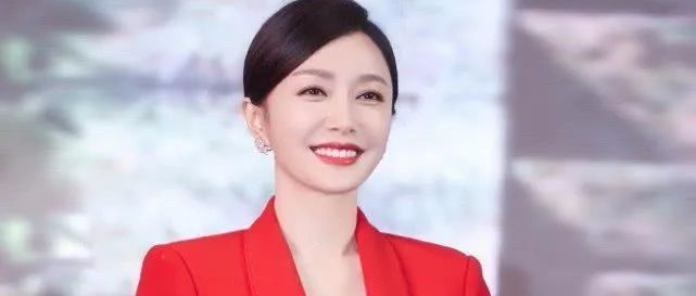 有种惊艳叫秦岚穿皮裙，倒V字在右边，凹出的大长腿全网羡慕