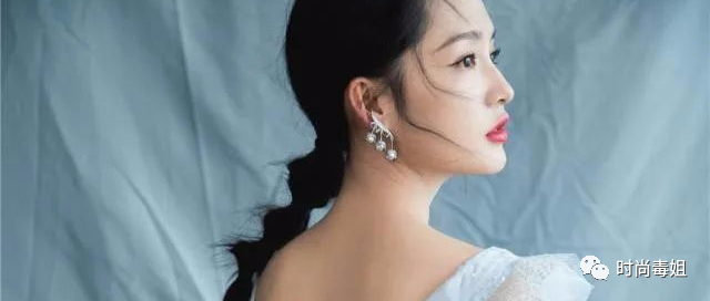 李沁美的好惊艳，穿露背纱裙宛如仙女下凡，她这是吃“仙丹”了吗