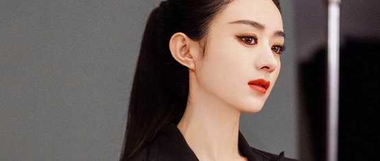 赵丽颖化浓妆拍大片，穿皮衣搭高马尾帅气飒爽，侧颜绝了