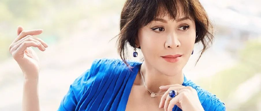 刘嘉玲真是风韵犹存，宝石蓝连衣裙领子这么低也穿，内衣都露了