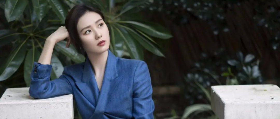 刘诗诗一字肩蓝色薄纱仙女长裙仙气十足，低马尾气质优雅