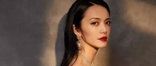 姚晨气质真不是盖的，穿“碎布头”连衣裙太高级，气场不输超模