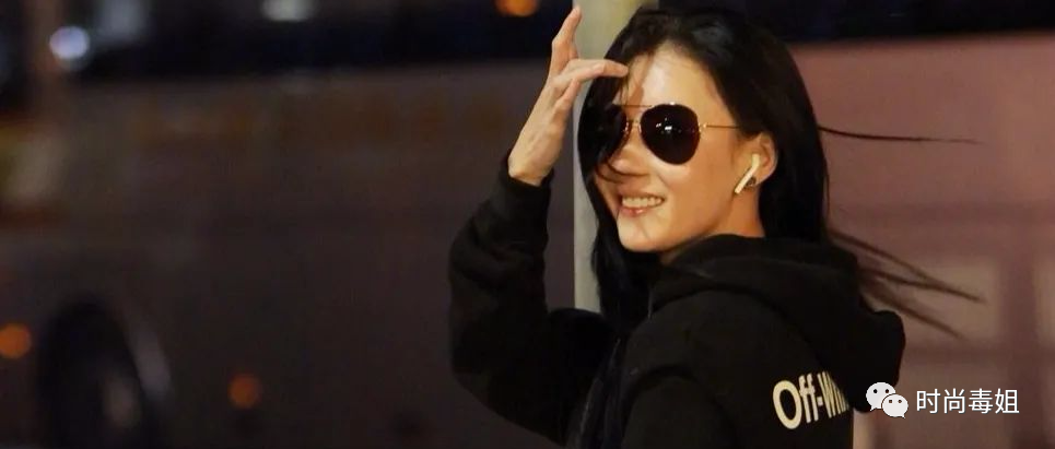 张柏芝机场造型太惊艳！黑卫衣配“红秋裤”，时髦辣妈穿出少女心