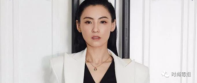 被张柏芝新造型A到了！穿白色西装玩下身失踪，配大背头好御姐