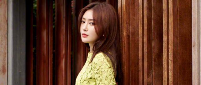 有种“敢穿”叫秦岚，挑战8CM短裤出行，直男纷纷看红脸