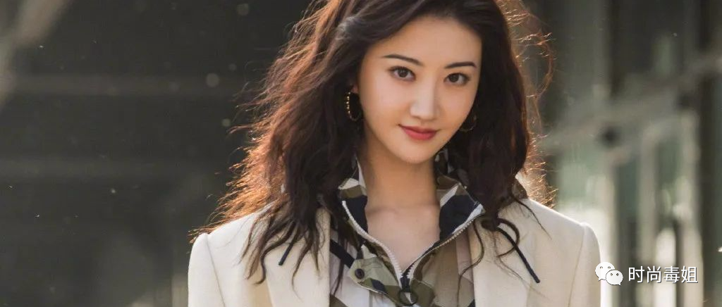 景甜个性，迷彩外套叠穿西装，配妈妈们最爱的紧身裤，霸气撩人