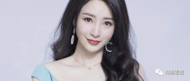 39岁的柳岩不一般！浪漫大波浪配紧身裙，凹凸曲线太吸睛